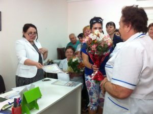 Вручение благодарности  старшей медицинской сестре  Зареме Юнусовне